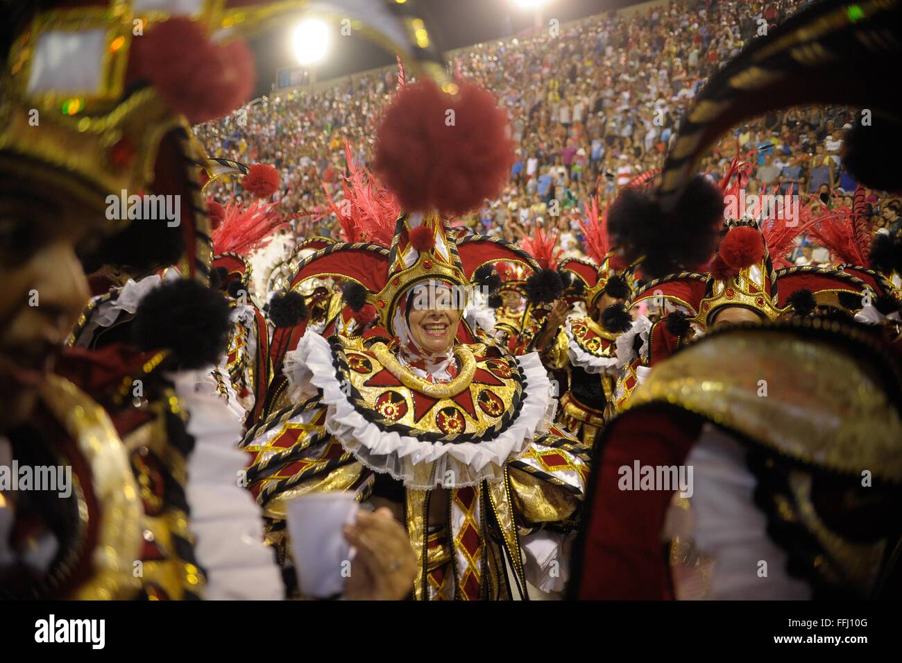 Kostümierte Samba Tänzer im Sambadrome während der Parade der Champions nach Rio Karneval 13. Februar 2016 in Rio De Janeiro, Brasilien. Die Parade feiert die Gewinner der Karneval-Samba-Wettbewerbe. Stockfoto