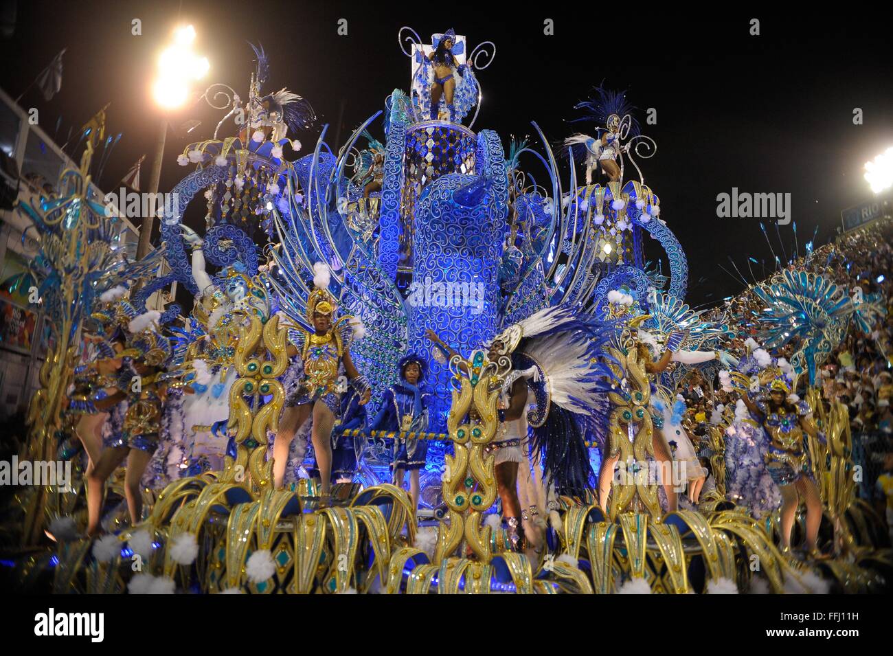 Kostümierte Samba Tänzer im Sambadrome während der Parade der Champions nach Rio Karneval 13. Februar 2016 in Rio De Janeiro, Brasilien. Die Parade feiert die Gewinner der Karneval-Samba-Wettbewerbe. Stockfoto