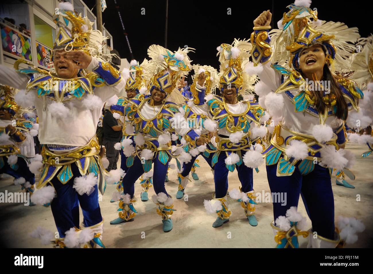 Kostümierte Samba Tänzer im Sambadrome während der Parade der Champions nach Rio Karneval 13. Februar 2016 in Rio De Janeiro, Brasilien. Die Parade feiert die Gewinner der Karneval-Samba-Wettbewerbe. Stockfoto