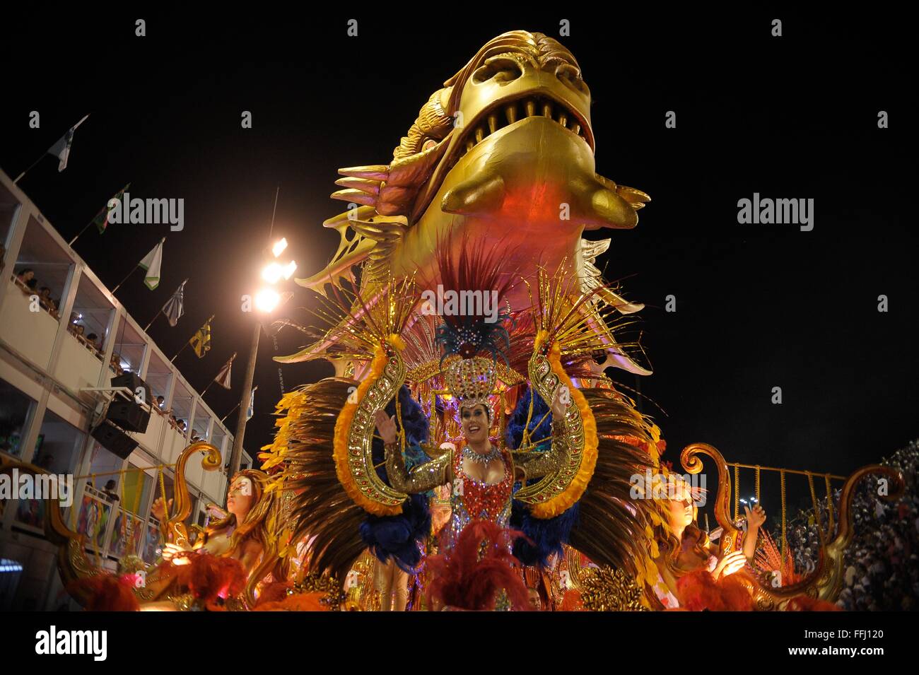 Kostümierte Samba Tänzer im Sambadrome während der Parade der Champions nach Rio Karneval 13. Februar 2016 in Rio De Janeiro, Brasilien. Die Parade feiert die Gewinner der Karneval-Samba-Wettbewerbe. Stockfoto