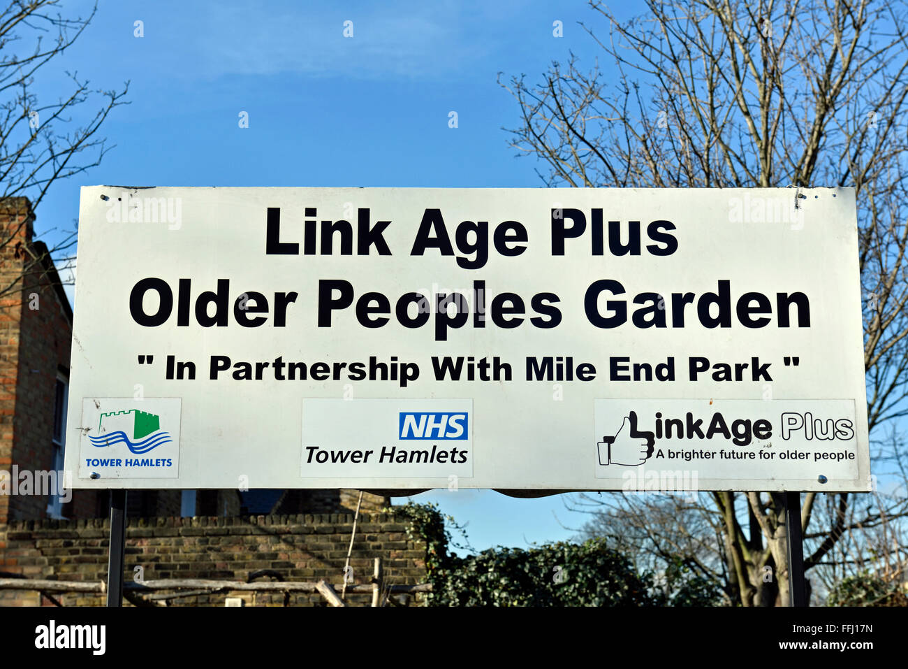 Verbindung Alter Plus ältere Völker Garten Zeichen Meile Ende London Borough of Tower Weiler England UK Stockfoto