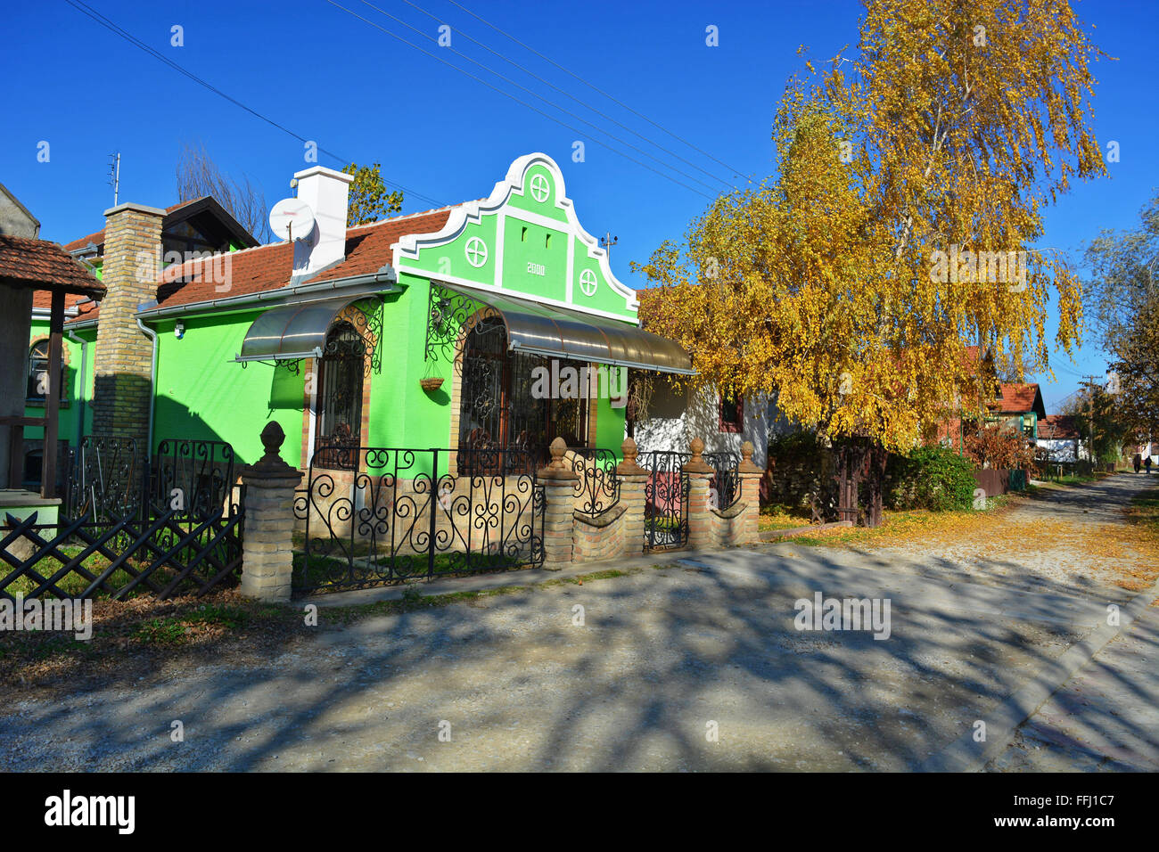 Typische Banat Haus beleuchtet durch die Herbstsonne. Stockfoto