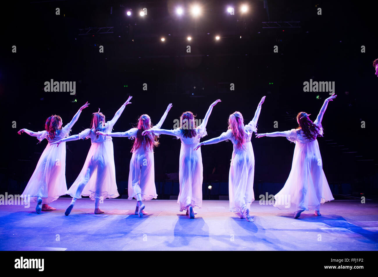 Amateur Drama - Rückansicht einer Chor-Linie von Mädchen tanzen auf der Bühne in einer Pantomime-Produktion "Die schöne und das Biest" auf der Bühne im Kunstzentrum Aberystwyth, Wales UK Stockfoto