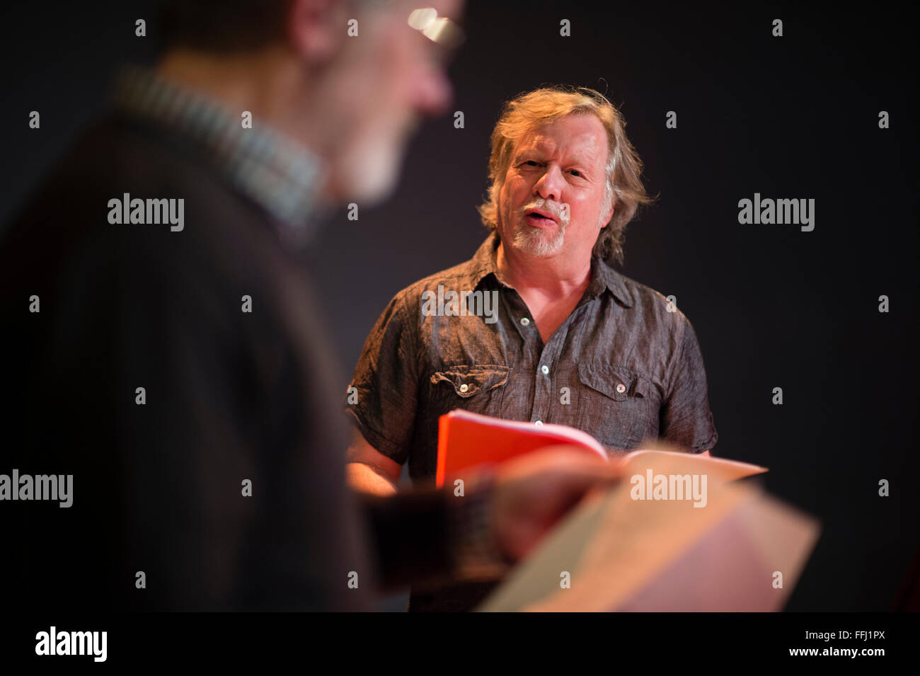 Akteure auf ein "Skript in der Hand" geprobt Lesung des neuen Theater Drama Skripte im Kunstzentrum Aberystwyth, Wales UK Stockfoto