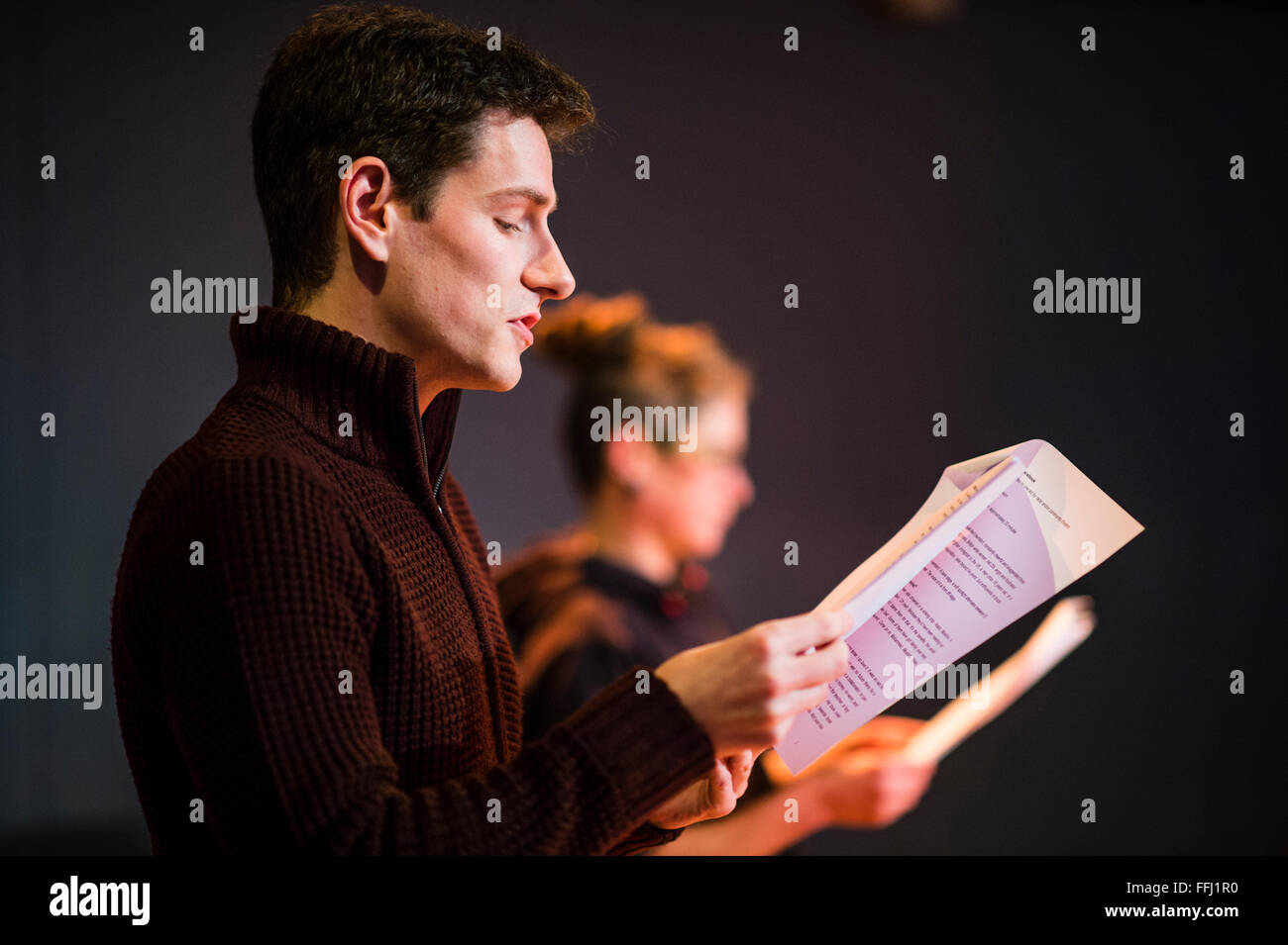 Akteure auf ein "Skript in der Hand" geprobt Lesung des neuen Theater Drama Skripte im Kunstzentrum Aberystwyth, Wales UK Stockfoto