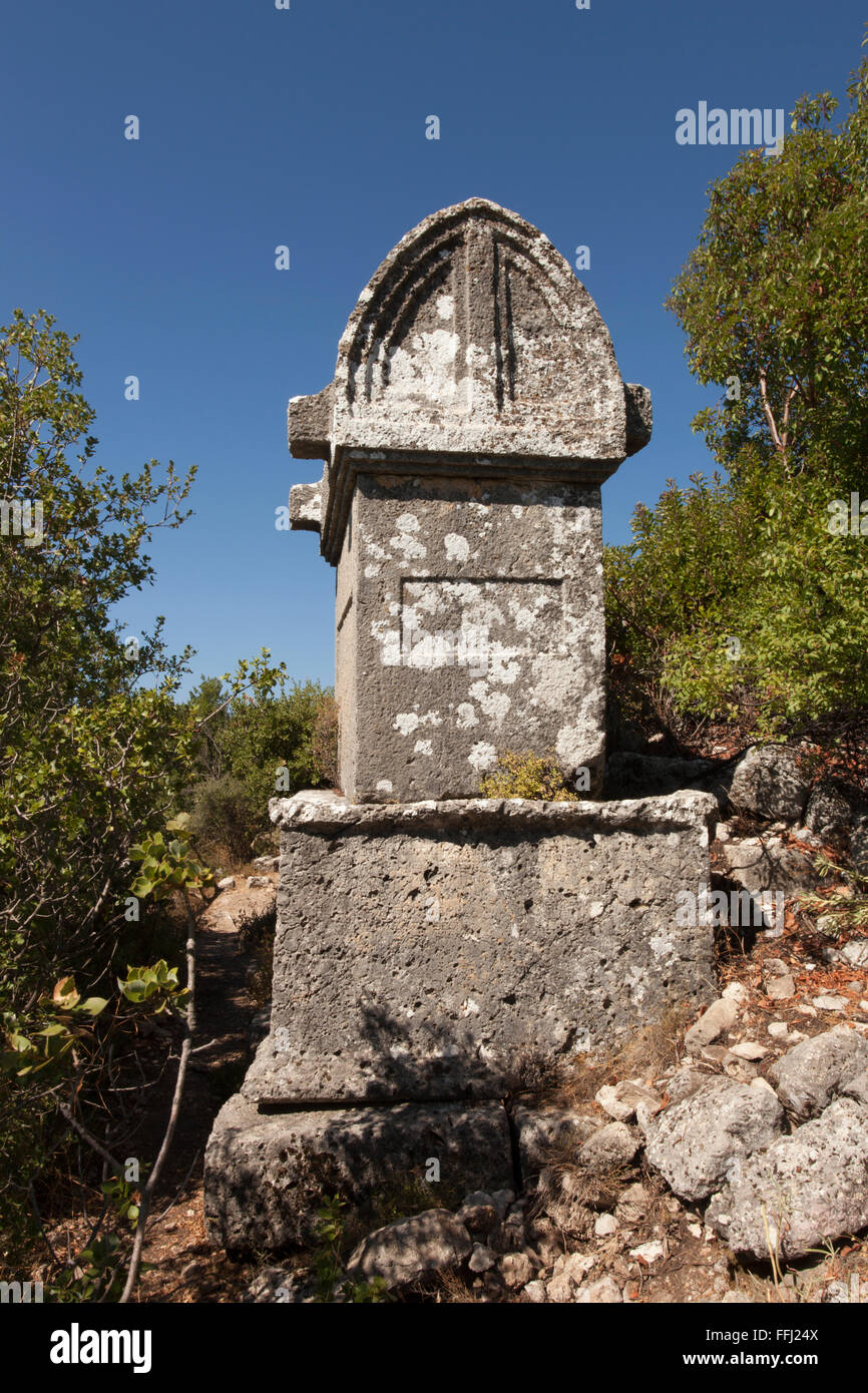 Der Lykische Weg weitergibt Mt Fellon oberhalb des Dorfes von Kas Antalya Türkei einige Ruinen von Phellos. Stockfoto