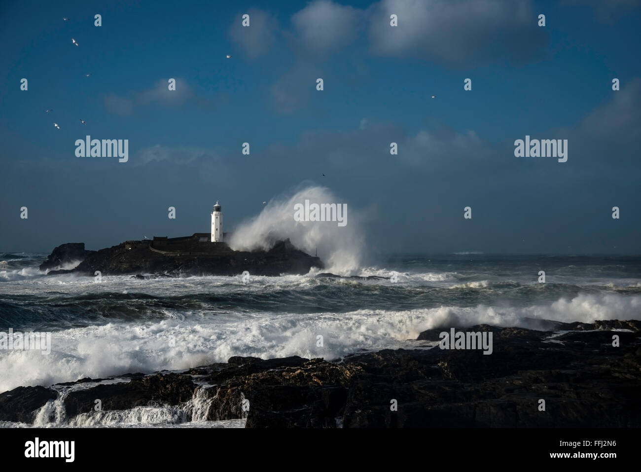 Godrevy Leuchtturm, Godrevy point in St Ives Bay an der Atlantikküste von Nord Cornish. Das Bild wurde während der Sturm Imogen aufgenommen. Stockfoto