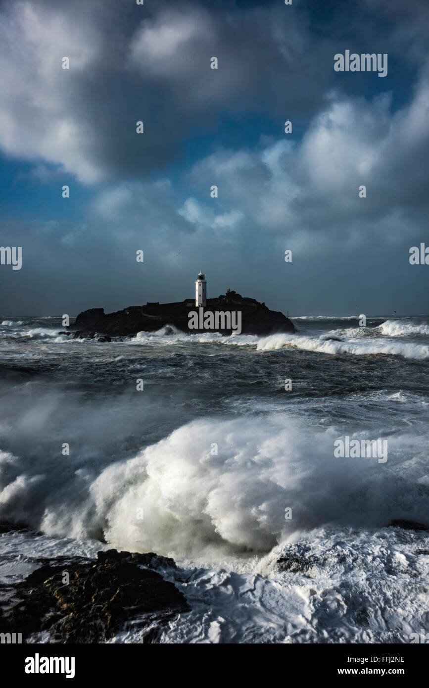 Godrevy Leuchtturm, Godrevy point in St Ives Bay an der Atlantikküste von Nord Cornish. Das Bild wurde während der Sturm Imogen aufgenommen. Stockfoto