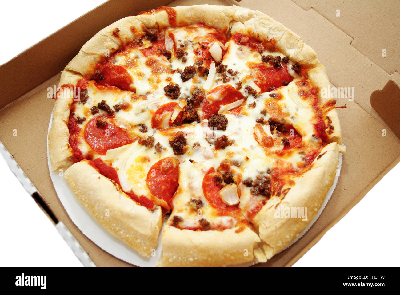 Salami und Wurst Pizza Pie in einer Kiste herausnehmen Stockfoto