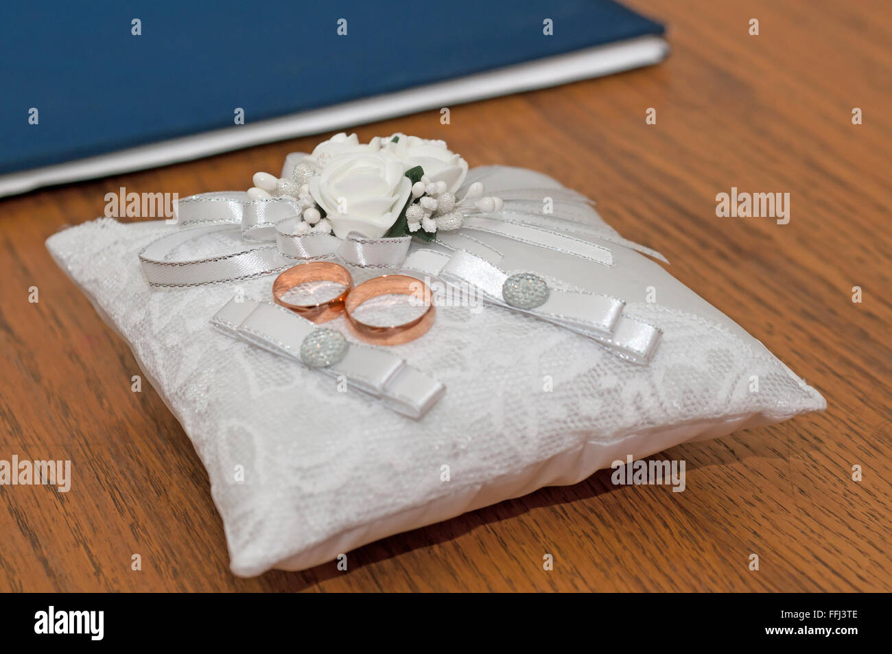 Goldene Hochzeit Ringe auf weiße Ringkissen Träger Stockfoto