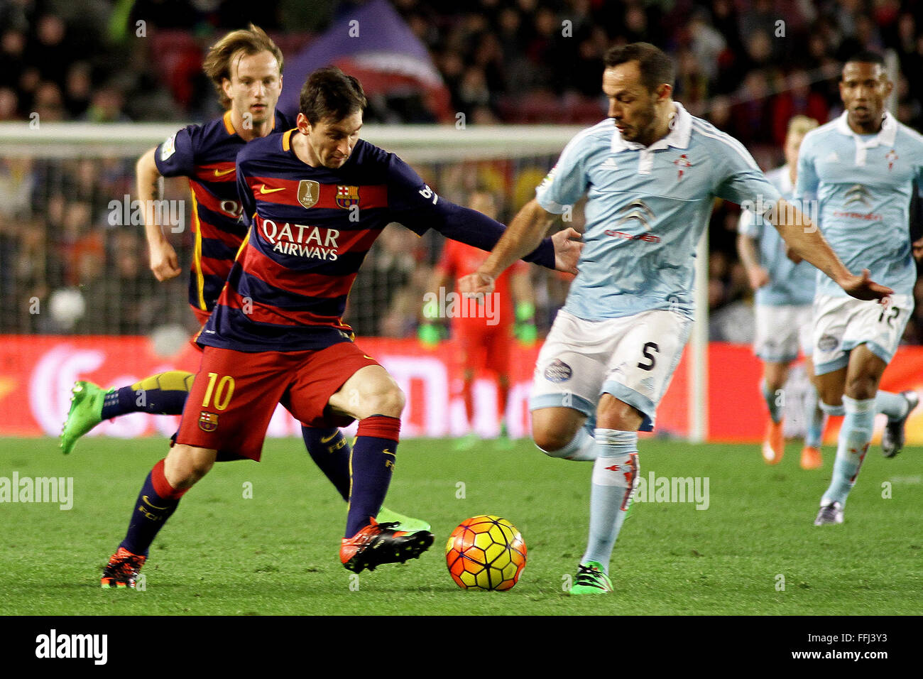 Camp Nou, Barcelona, Spanien. 14. Februar 2016. Der Primera División. Barcelona gegen Celta de Vigo. Messi herausgefordert durch Radoja Credit: Action Plus Sport/Alamy Live News Stockfoto