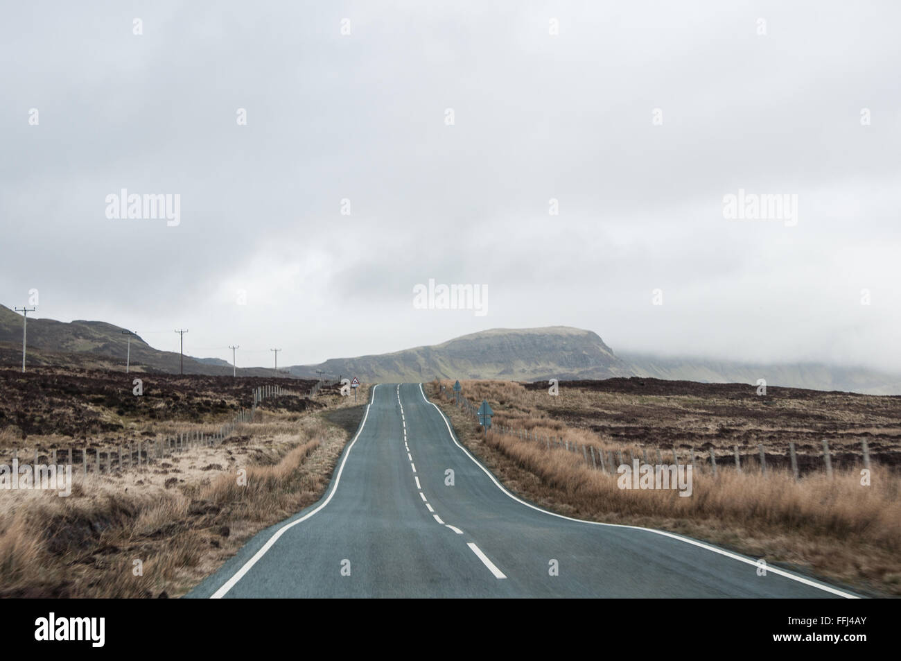 Straße in flachen Ebene in Schottland Stockfoto