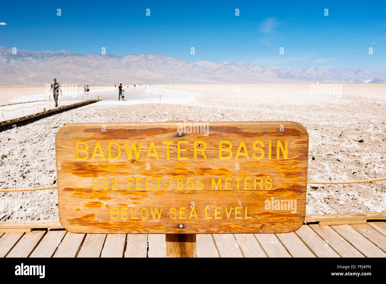 Badwater Basin in Death Valley Nationalpark, Kalifornien, der tiefste Punkt in den Vereinigten Staaten bei 282 Fuß unterhalb des Meeresspiegels. Stockfoto