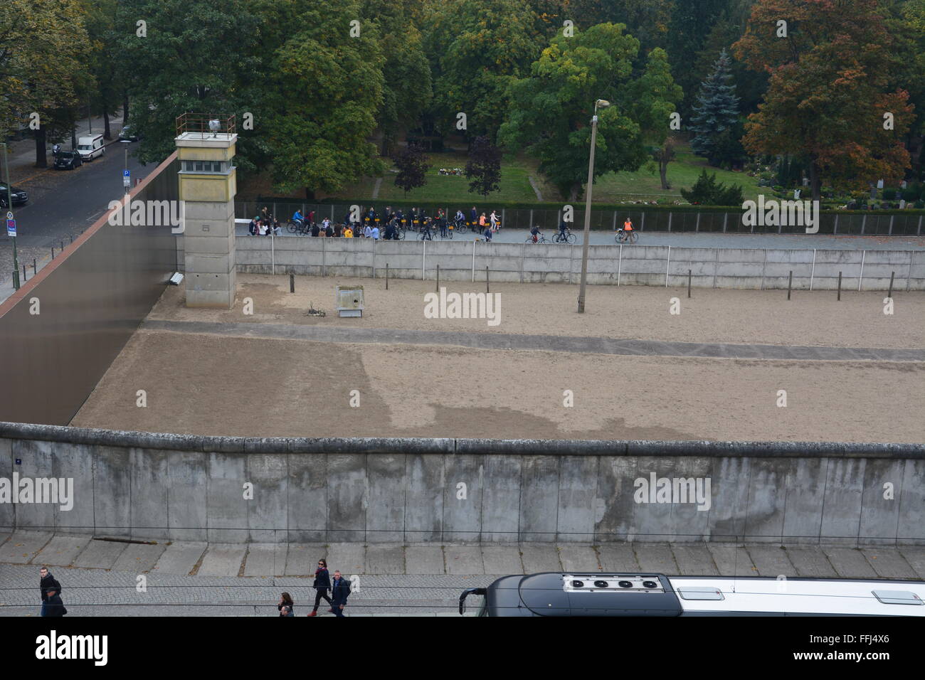 Eines der letzten verbleibenden Wachturm und Todesstreifen aus der Berliner Mauer an der Gedenkstätte Berliner Mauer. Stockfoto