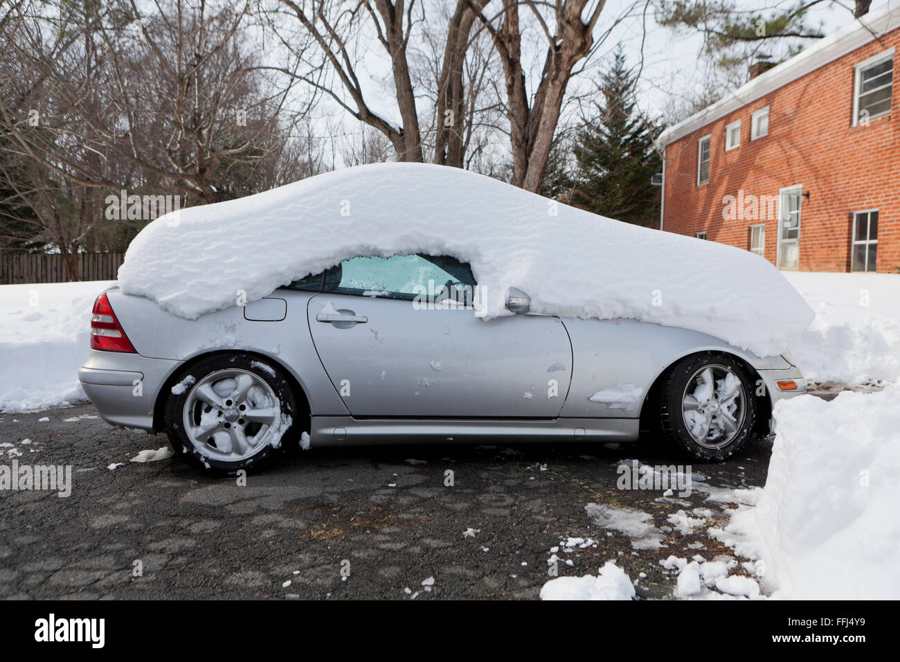 Auto abgedeckt in starkem Schneefall - Virginia USA Stockfoto