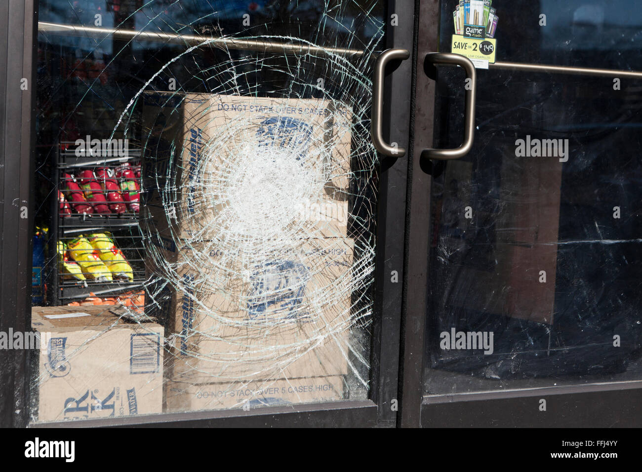 Zerbrochene Sicherheitsglas speichern Eingangstür - USA Stockfoto