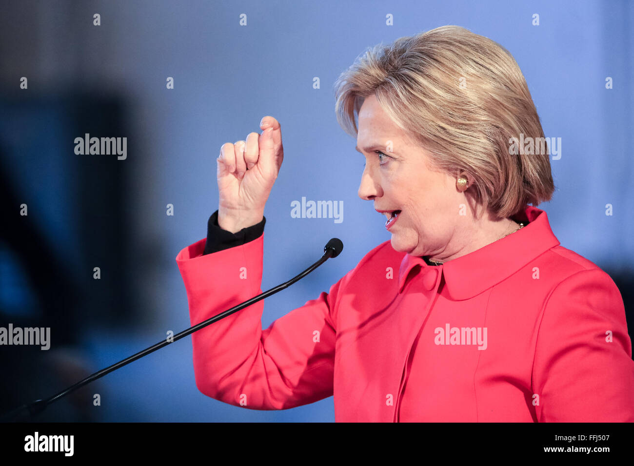 Demokratischen Präsidentschaftskandidaten Hillary Rodham Clinton während einer "Gang of Opportunity" Bürgerversammlung in Dänemark-Solar Elementary School 12. Februar 2016 in Dänemark, South Carolina, USA. Das Ereignis markiert die Unterschiede gegenüber armen schwarzen Familien und armen Landbevölkerung in South Carolina. Stockfoto