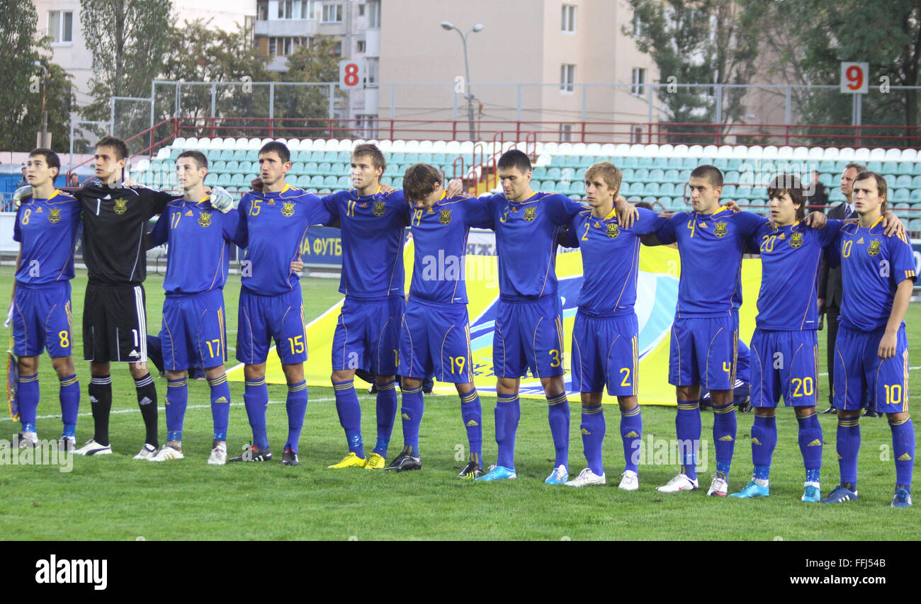 Kiew, UKRAINE - 3. September 2010: Nationalmannschaft Spieler der Ukraine (u 21) singen die Hymne vor dem UEFA-U21-Europameisterschaft Qualifikationsspiel gegen Frankreich am 3. September 2010 in Kiew, Ukraine Stockfoto