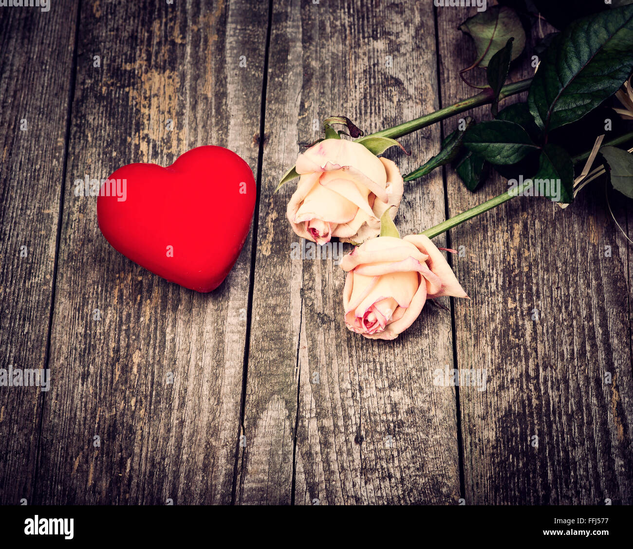 Schöne Rosen und rotem Wachs Herzen auf alten Holzbrett. Liebe-Konzept. Stockfoto