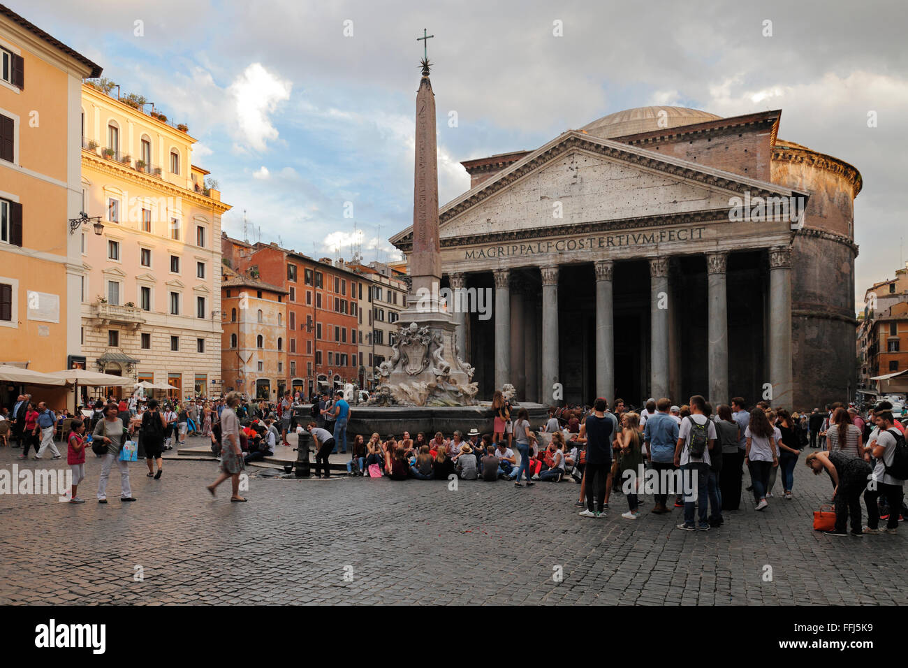Das Pantheon und die Fontana del Pantheon auf der Piazza della Rotonda, Rom, Italien Stockfoto