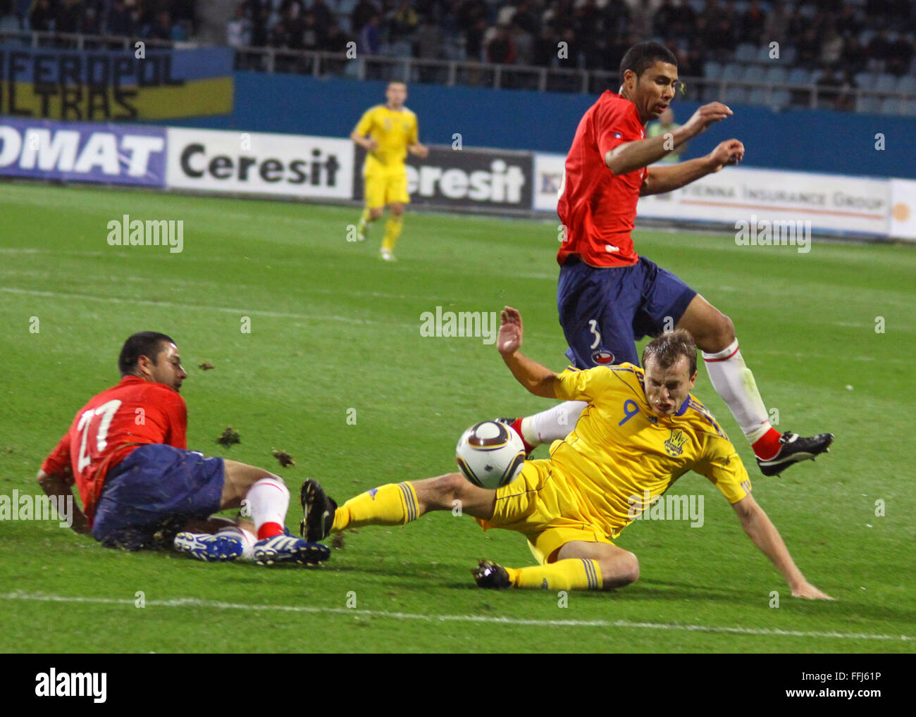 Kiew, UKRAINE - SEPTEMBER 7: Oleg Gusev von Ukraine (C) kämpft um den Ball mit Rodrigo Tello (L) und Carlos Labrin (R) Chile Stockfoto