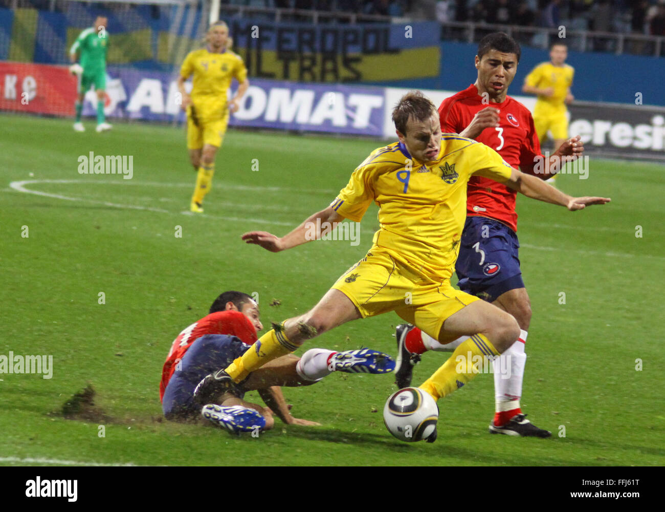 Kiew, UKRAINE - SEPTEMBER 7: Oleg Gusev von Ukraine (C) kämpft um den Ball mit Rodrigo Tello (L) und Carlos Labrin (R) Chile Stockfoto
