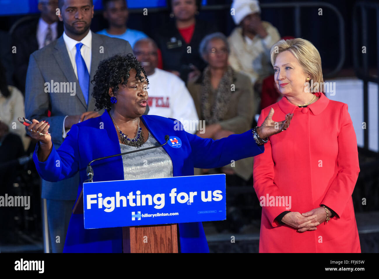 Bamberg County Schulen Superintendent Thelma Sojourner führt demokratischen Präsidentschaftskandidaten Hillary Rodham Clinton während einer "Gang of Opportunity" Bürgerversammlung in Dänemark-Solar Elementary School 12. Februar 2016 in Dänemark, South Carolina, USA. Das Ereignis markiert die Unterschiede gegenüber armen schwarzen Familien und armen Landbevölkerung in South Carolina. Stockfoto