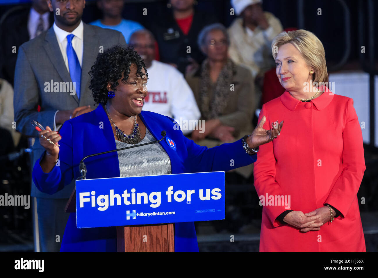 Bamberg County Schulen Superintendent Thelma Sojourner führt demokratischen Präsidentschaftskandidaten Hillary Rodham Clinton während einer "Gang of Opportunity" Bürgerversammlung in Dänemark-Solar Elementary School 12. Februar 2016 in Dänemark, South Carolina, USA. Das Ereignis markiert die Unterschiede gegenüber armen schwarzen Familien und armen Landbevölkerung in South Carolina. Stockfoto