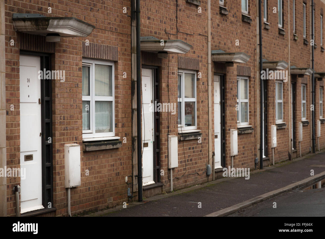 Eine Reihe von identischen Reihenhaus wohnen in einer Straße in South West England, UK Stockfoto