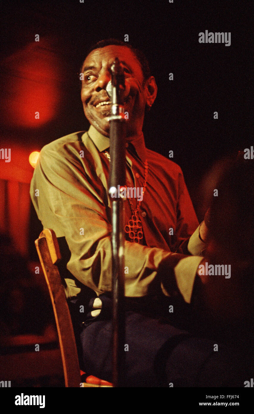 Champion Jack Dupree spielt den Blues in einem englischen Club in den 70er und 80er Jahre Stockfoto