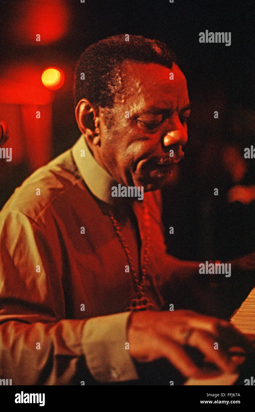 Champion Jack Dupree spielt den Blues in einem englischen Club in den 70er und 80er Jahre Stockfoto