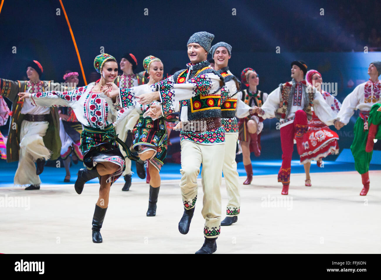 Kiew, UKRAINE - 1. September 2013: Virsky ukrainischer nationaler Folk Dance Ensemble führt während der Gala-Konzert am 32. rhythmische Gymnastik-WM in Kiew Stockfoto
