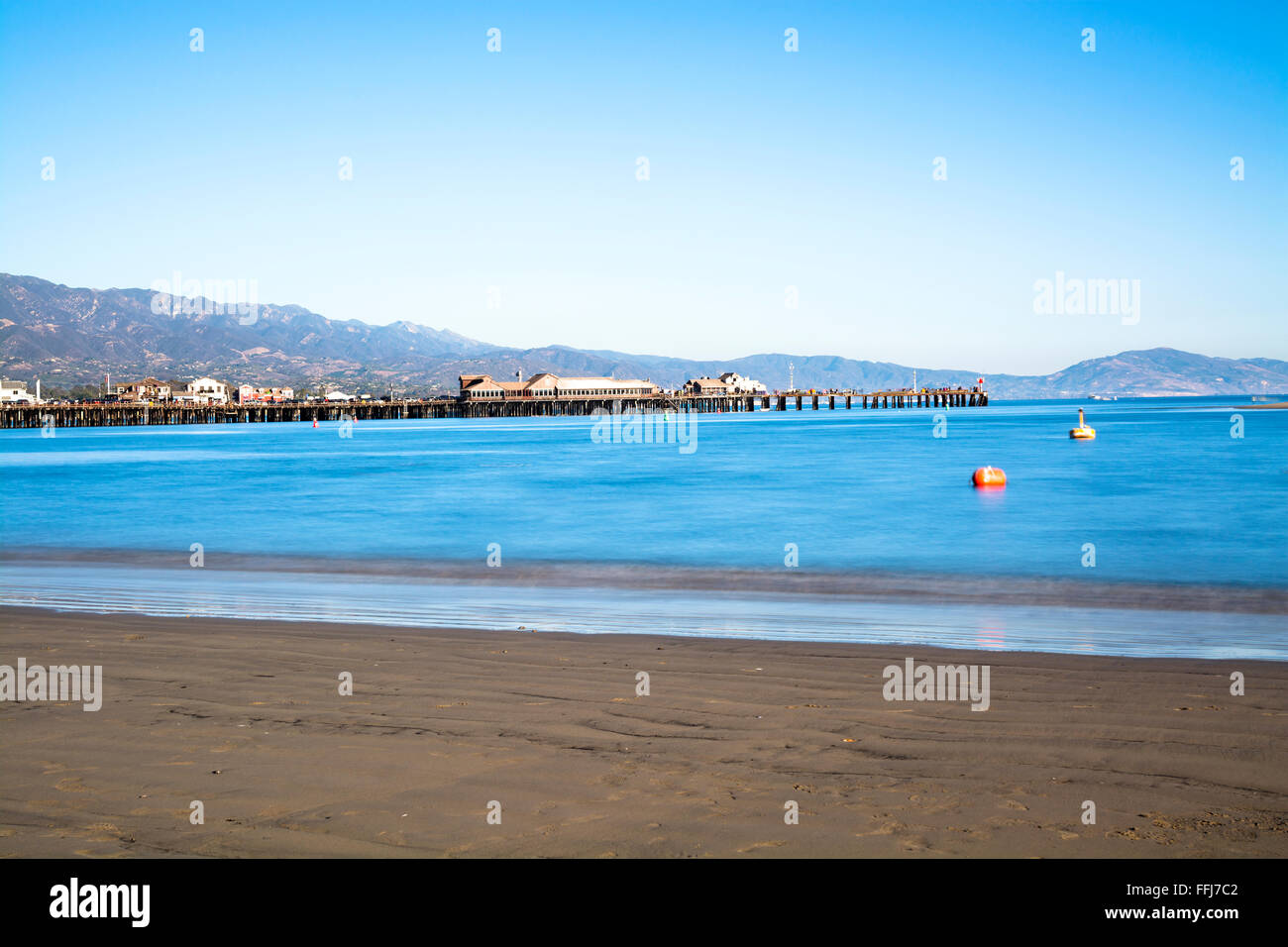 Bild von einer langen Belichtungszeit in Santa Barbara Hafen Kalifornien mit berühmten Stearns Wharf Futter das blaue Wasser. Stockfoto