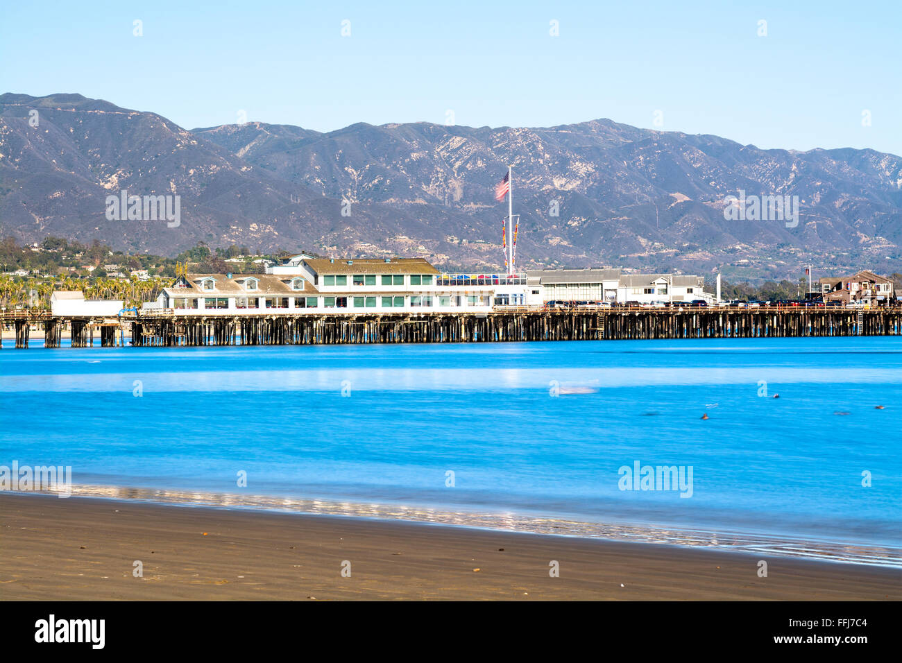 Bild von einer langen Belichtungszeit in Santa Barbara Hafen Kalifornien mit berühmten Stearns Wharf Futter das blaue Wasser. Stockfoto