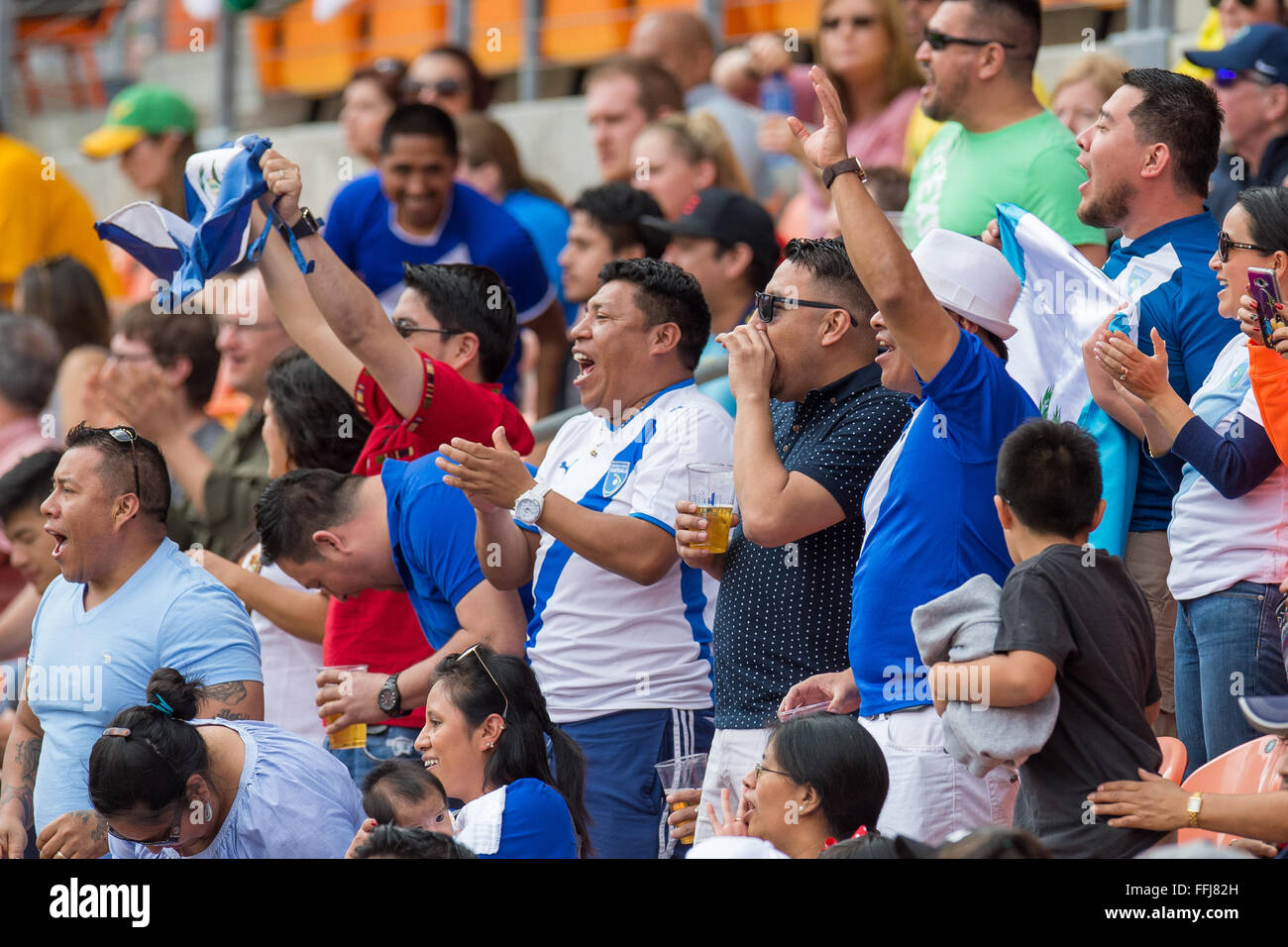 Houston, TX, USA. 14. Februar 2016. Guatemala-Fans feiern ein Ziel während eines Olympia-Qualifikation CONCACAF Fußball-Matches zwischen Guatemala und Guyana BBVA Compass Stadium in Houston, Texas. Guyana gewann 2-1.Trask Smith/CSM/Alamy Live News Stockfoto