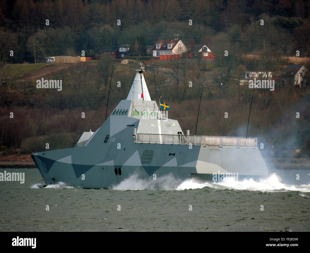 HMS Visby (K31), eine Korvette der Visby-Klasse der schwedischen Marine übergibt Greenock, als es zu Beginn der gemeinsamen Krieger 13-1 heraus leitet. Stockfoto