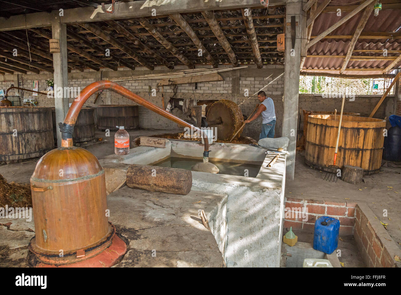 Santiago Matatlán, Oaxaca, Mexiko - ein Kupfer noch in ein Mezcal-Destillerie. Stockfoto