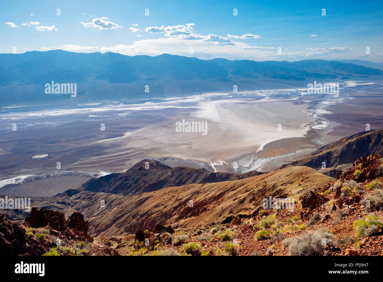 Die Aussicht von Dantes Blick hinunter ins Death Valley in Death Valley Nationalpark, Kalifornien Stockfoto