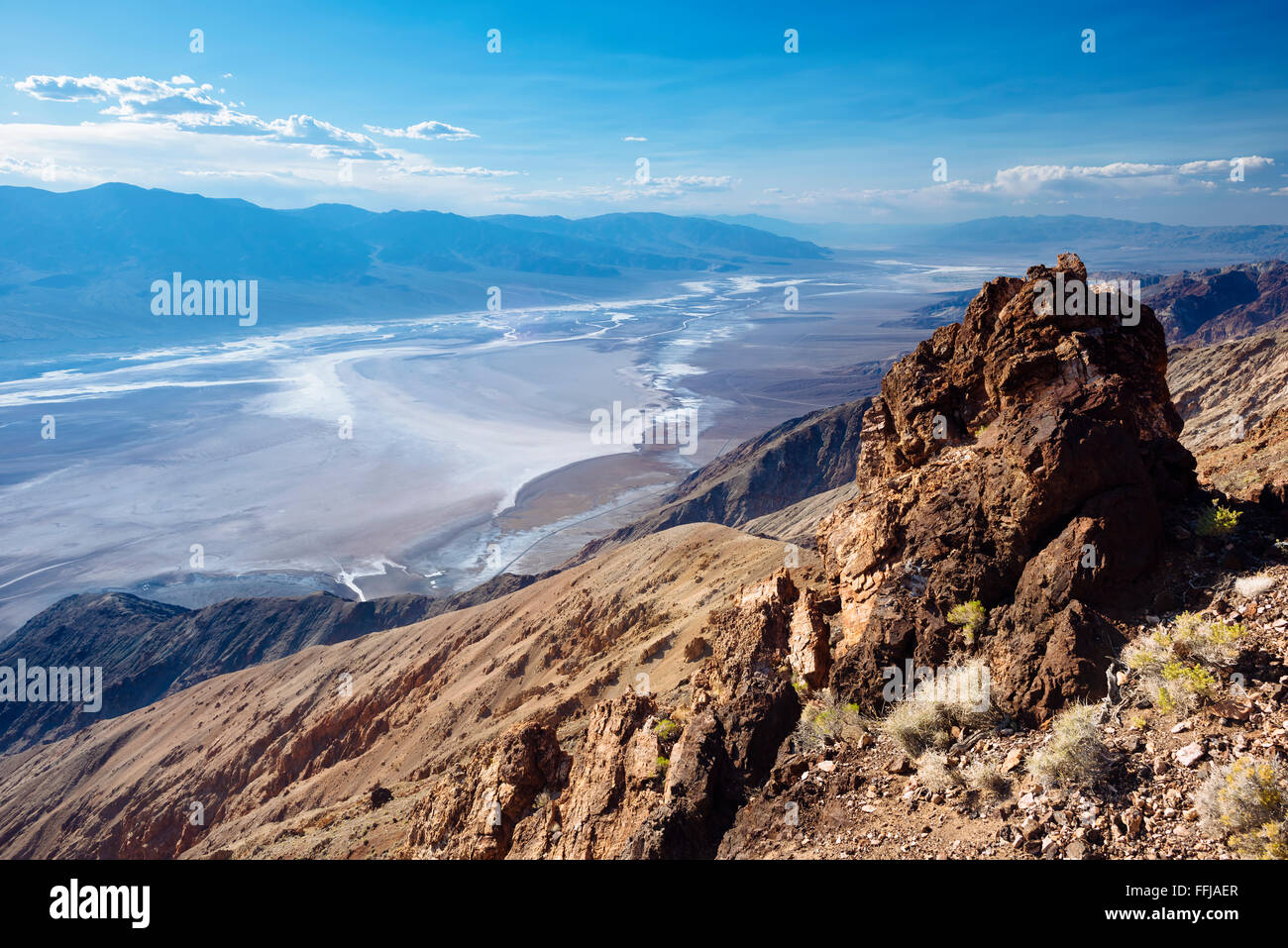 Die Aussicht von Dantes Blick hinunter ins Death Valley in Death Valley Nationalpark, Kalifornien Stockfoto