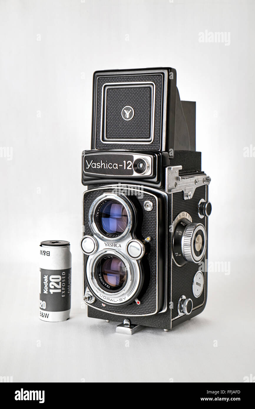 Filmkamera. Vintage Yashica 12 Twin-Objektiv 120-Roll-Film Mittelformat-TLR-Kamera vor weißem Hintergrund Stockfoto