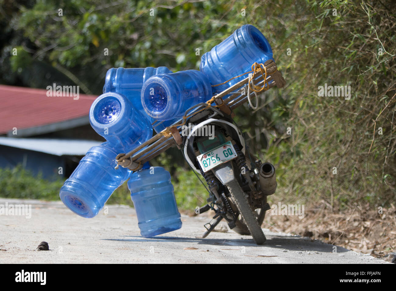 Vielen Bereichen der Philippinen verlassen sich auf sauber gefiltertes Wasser Wasser Tankstellen entnommen. Stockfoto