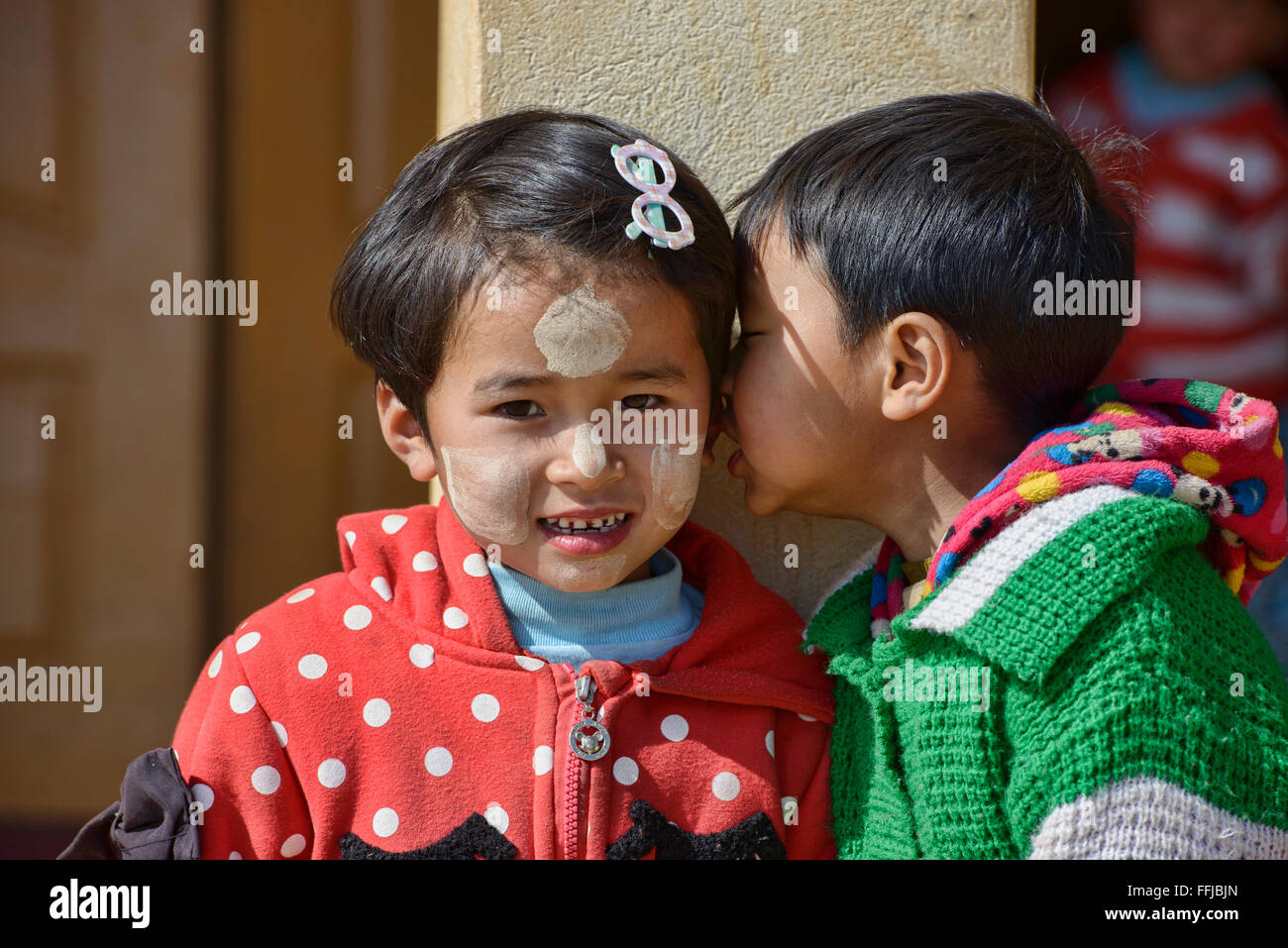 Niedlichen Kinder außerhalb der Kirche, Kanpetlet, Chin-Staat, Myanmar Stockfoto