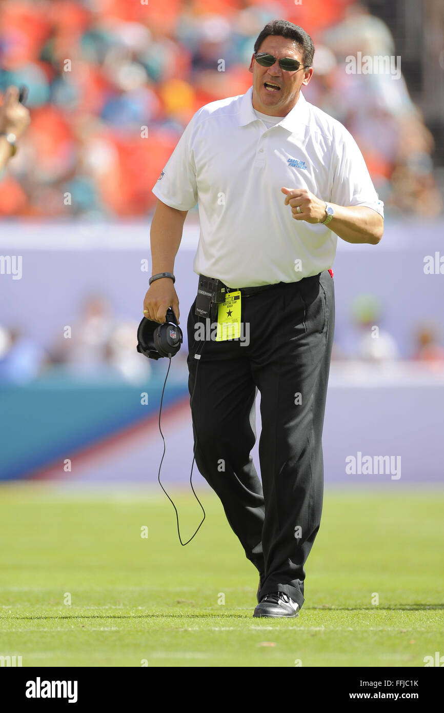 Miami Gardens, FL, USA. 24. November 2013. Carolina Panthers head Coach Ron Rivera während der Panthers-Spiel gegen die Miami Dolphins im SunLife Stadium am 24. November 2013 in Miami Gardens, Florida. ZUMA PRESS / Scott A. Miller © Scott A. Miller/ZUMA Draht/Alamy Live News Stockfoto