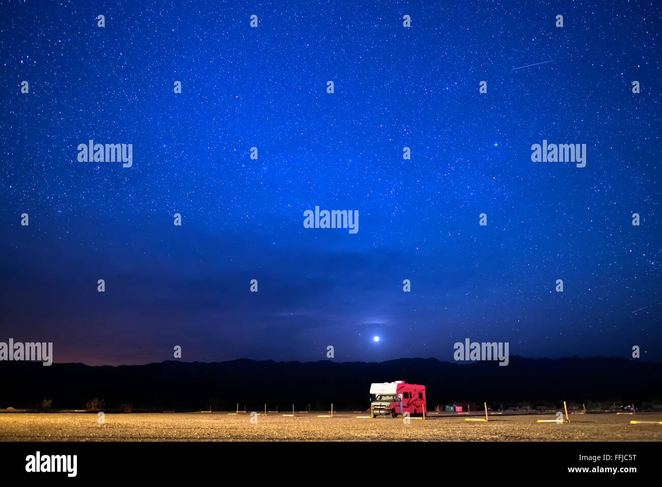 Ein Sternenhimmel über eine einsame RV geparkt auf Stovepipe Wells Campingplatz in Death Valley Nationalpark, Kalifornien Stockfoto