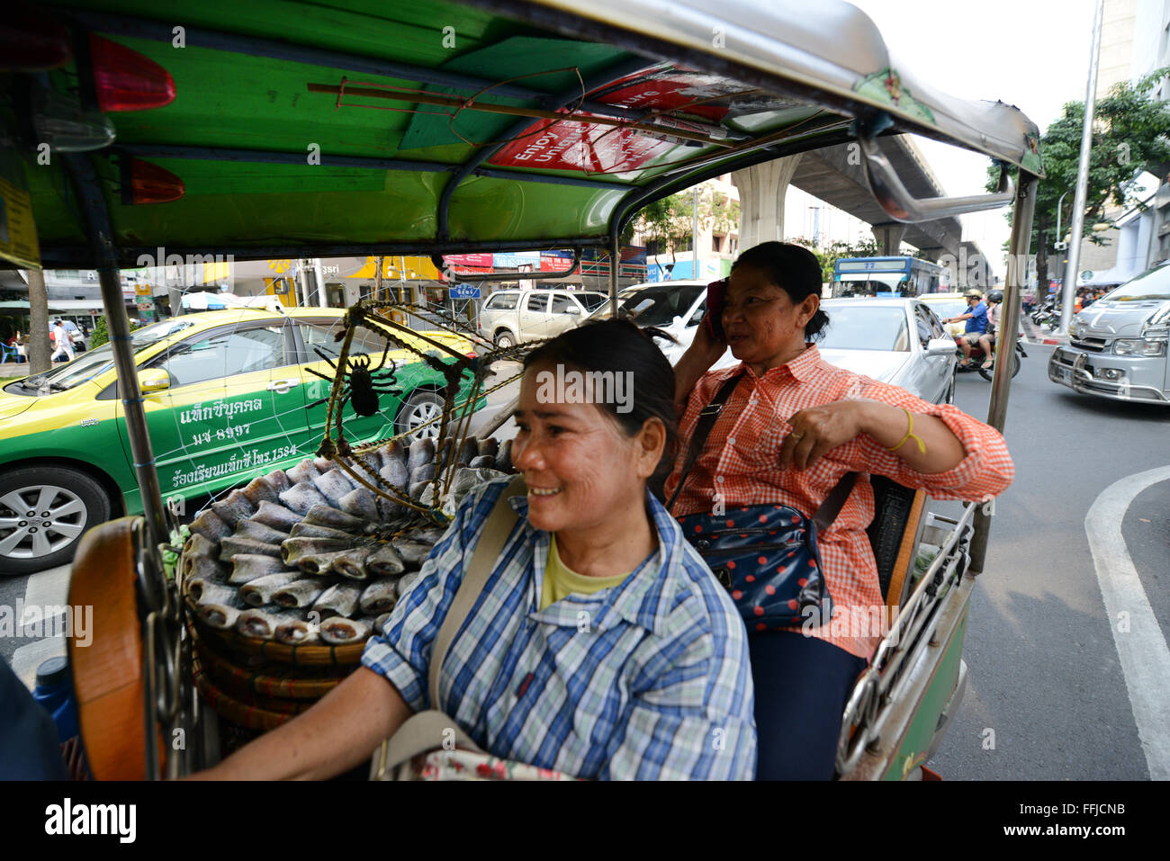 Thai-Frauen den Transport von Fischen in einem Tuktuk. Stockfoto