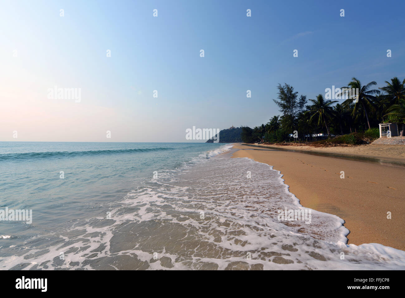 Ein schöner langer Strand in Ban Krut, Thailand. Stockfoto