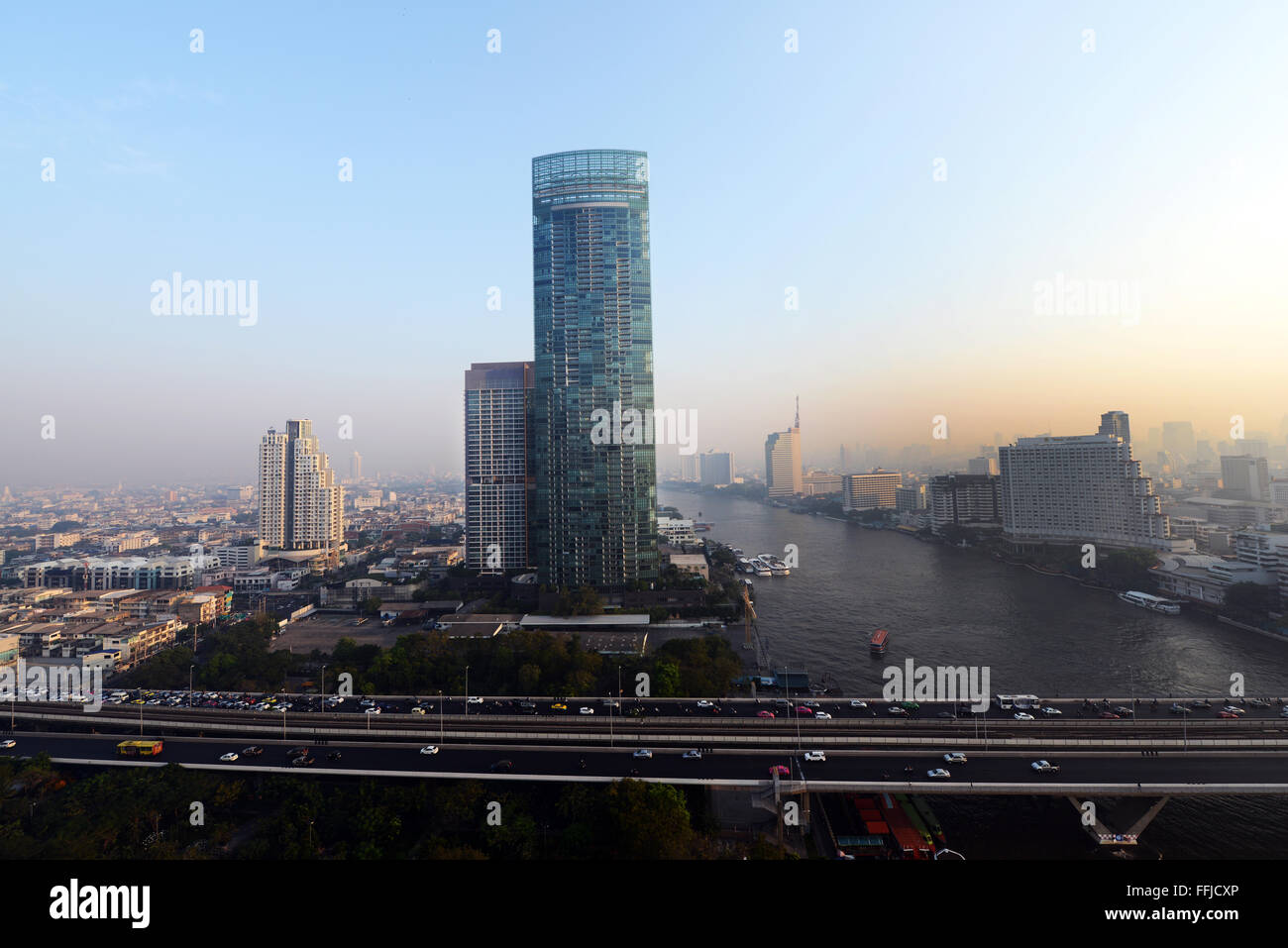 Der Fluss Wohnturm durch den Chao Phraya River in Bangkok. Stockfoto