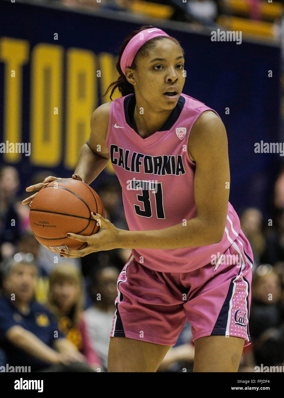 Berkeley USA ca. 14. Februar 2016. California F # 31 Kristine Anigwe Spielstatistik 24 Punkte und 3 rebounds während der NCAA Frauen-Basketball-Spiel zwischen den Arizona Wildcats und die California Golden Bears 75-56-Sieg bei Hass Pavillon Berkeley Kalifornien Thurman James/CSM/Alamy Live News Stockfoto