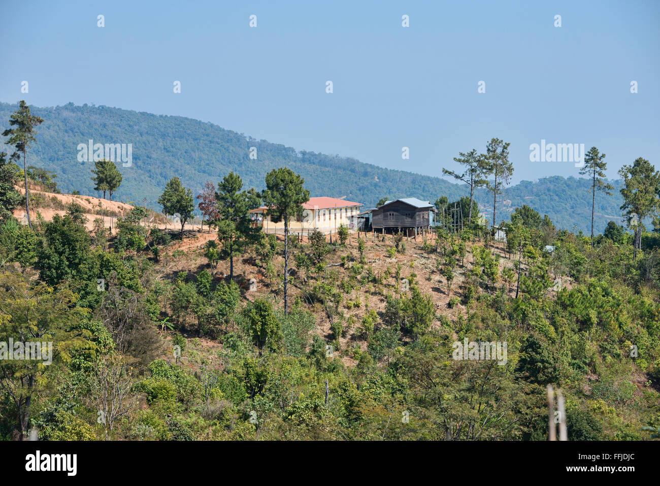 Häuser auf dem Grat in Mindat, Chin-Staat, Myanmar Stockfoto
