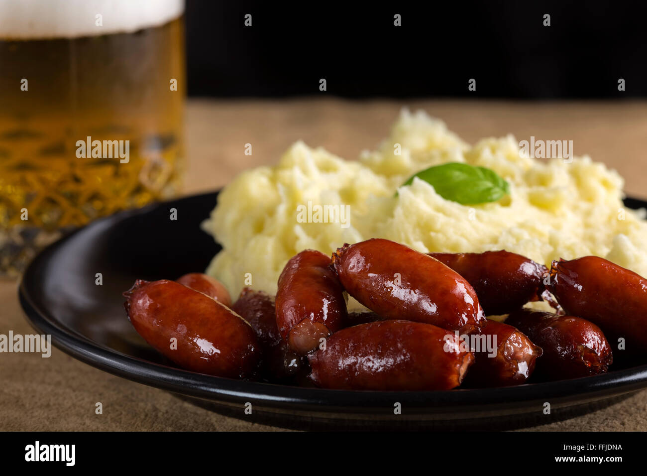Kartoffelbrei mit Fleischwurst auf Teller, selektiven Fokus Stockfoto